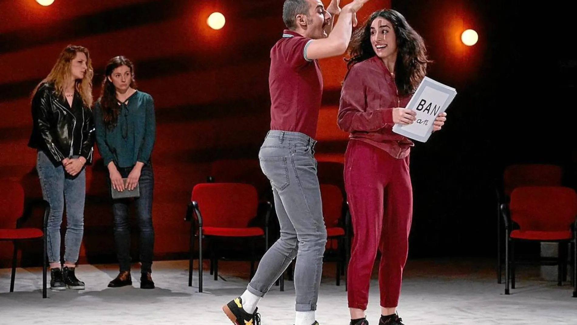 Paula Iwasaki, junto a Kev de la Rosa, en una escena del texto de Lope que dirige Alfredo Sanzol en la Sala Tirso de Molina del Teatro de la Comedia