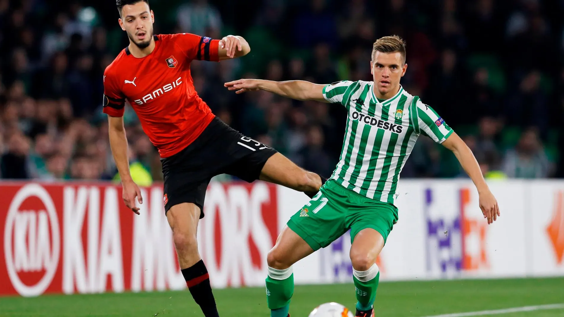 Lo Celso del Betis lucha por un balón con Bensebaini del Rennes / Reuters