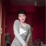 En Irán, una joven de 18 años fue detenida por publicar videos en los que aparece bailando y sin velo -que es de uso obligatorio en ese país- en su perfil en Instagram.