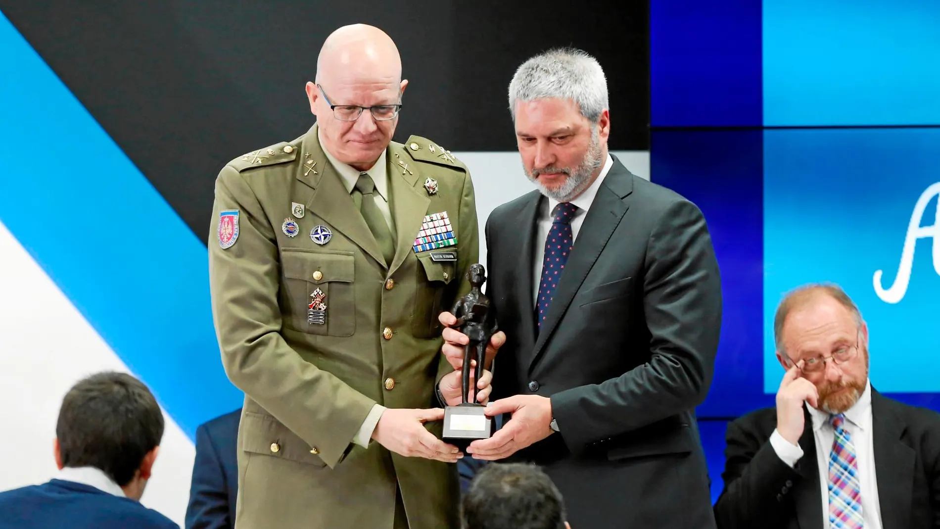 El presidente de Sociedad Civil Catalana, Josep Ramón Bosch, recibe el premio de manos del segundo JEME, teniente general Miguel Martín Bernardi / LA RAZÓN