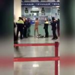 Captura del momento en que el hombre se desnudó frente al mostrador de Ryanair en el Aeropuerto Barcelona-El Prat / Antena 3