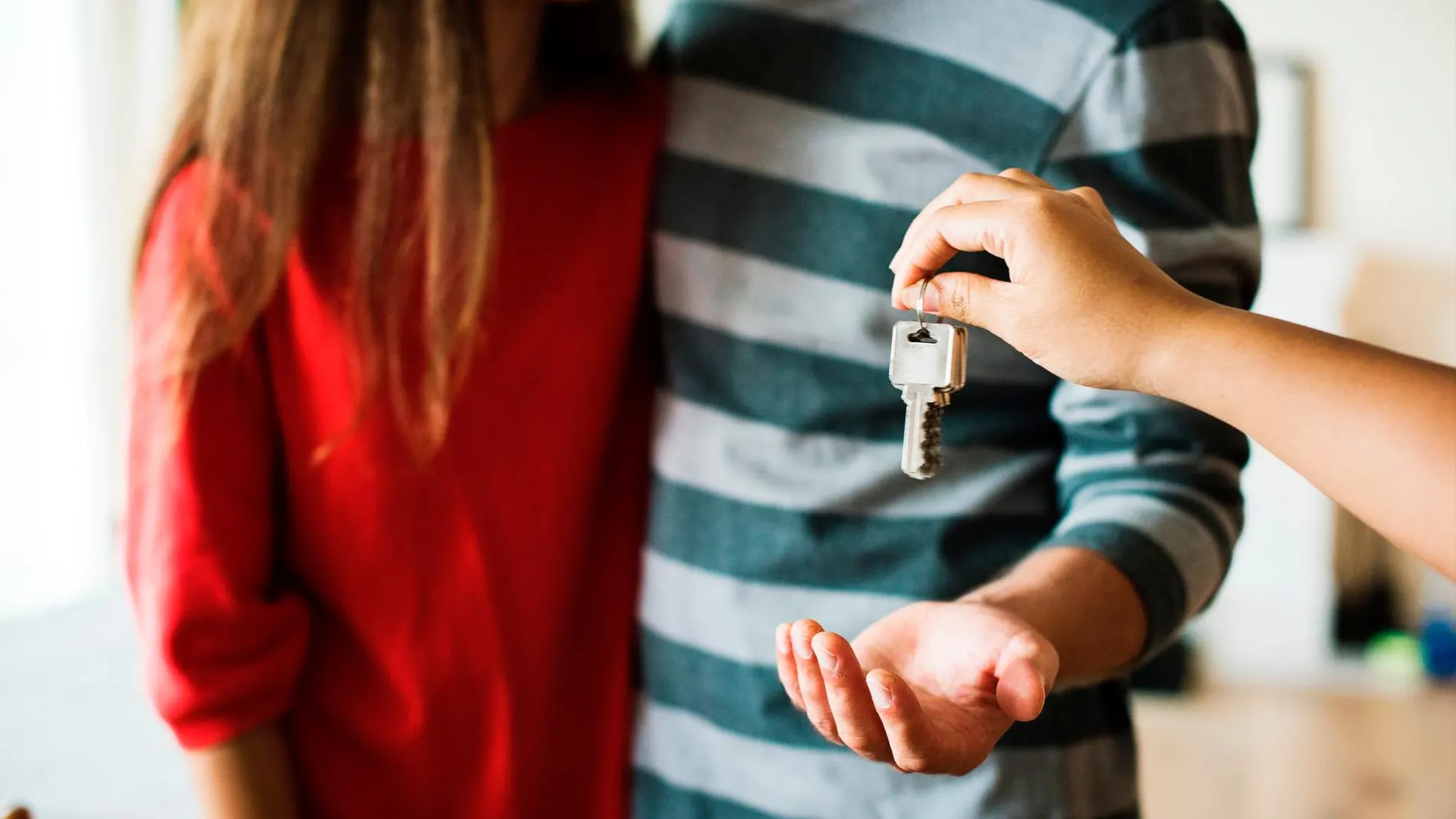 Una pareja recibe las llaves de una vivienda