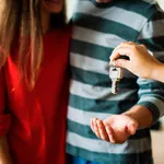 Una pareja recibe las llaves de una vivienda