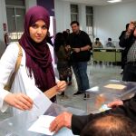 Una mujer ejerce su derecho al voto en un colegio electoral de Ceuta