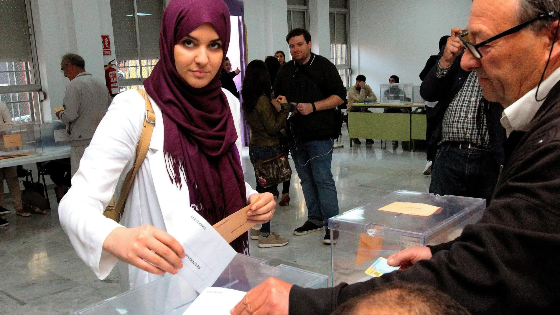 Una mujer ejerce su derecho al voto en un colegio electoral de Ceuta