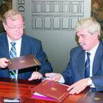El alcalde de León, Antonio Silván, firma el convenio con el rector de la ULE, Juan Francisco García Marín