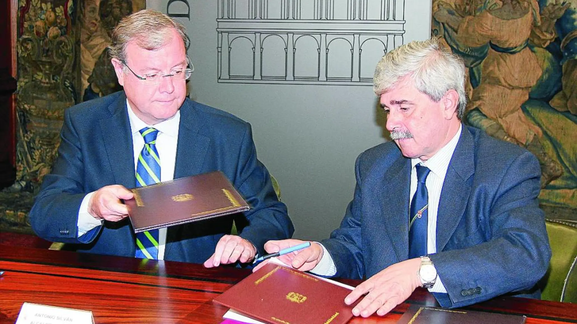 El alcalde de León, Antonio Silván, firma el convenio con el rector de la ULE, Juan Francisco García Marín