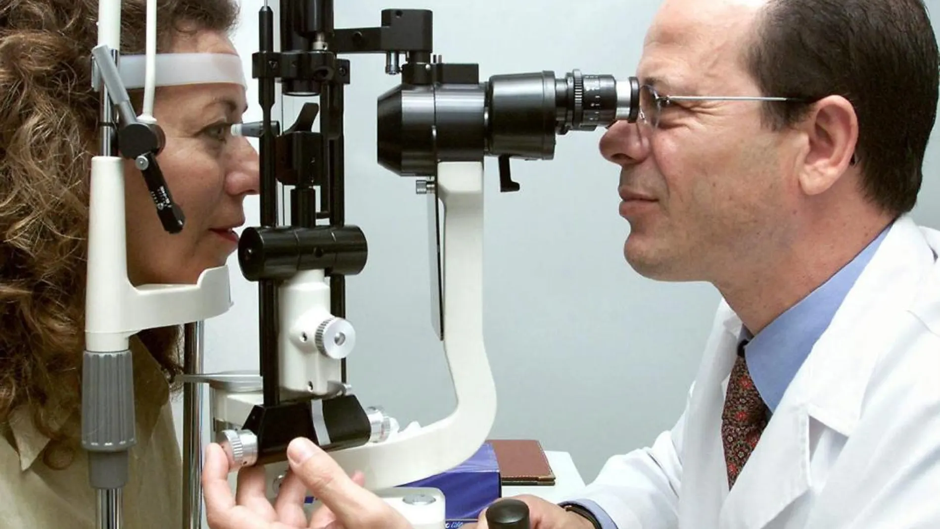 Revisión de la presión intraocular a una paciente, para prevenir la enfermedad del glaucoma