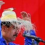 Maduro se presenta ante sus seguidores en el Estado de Vargas con un sombrero y un pájaro. Hace dos semanas dijo que Chávez se le apareció en forma de «pajarito»
