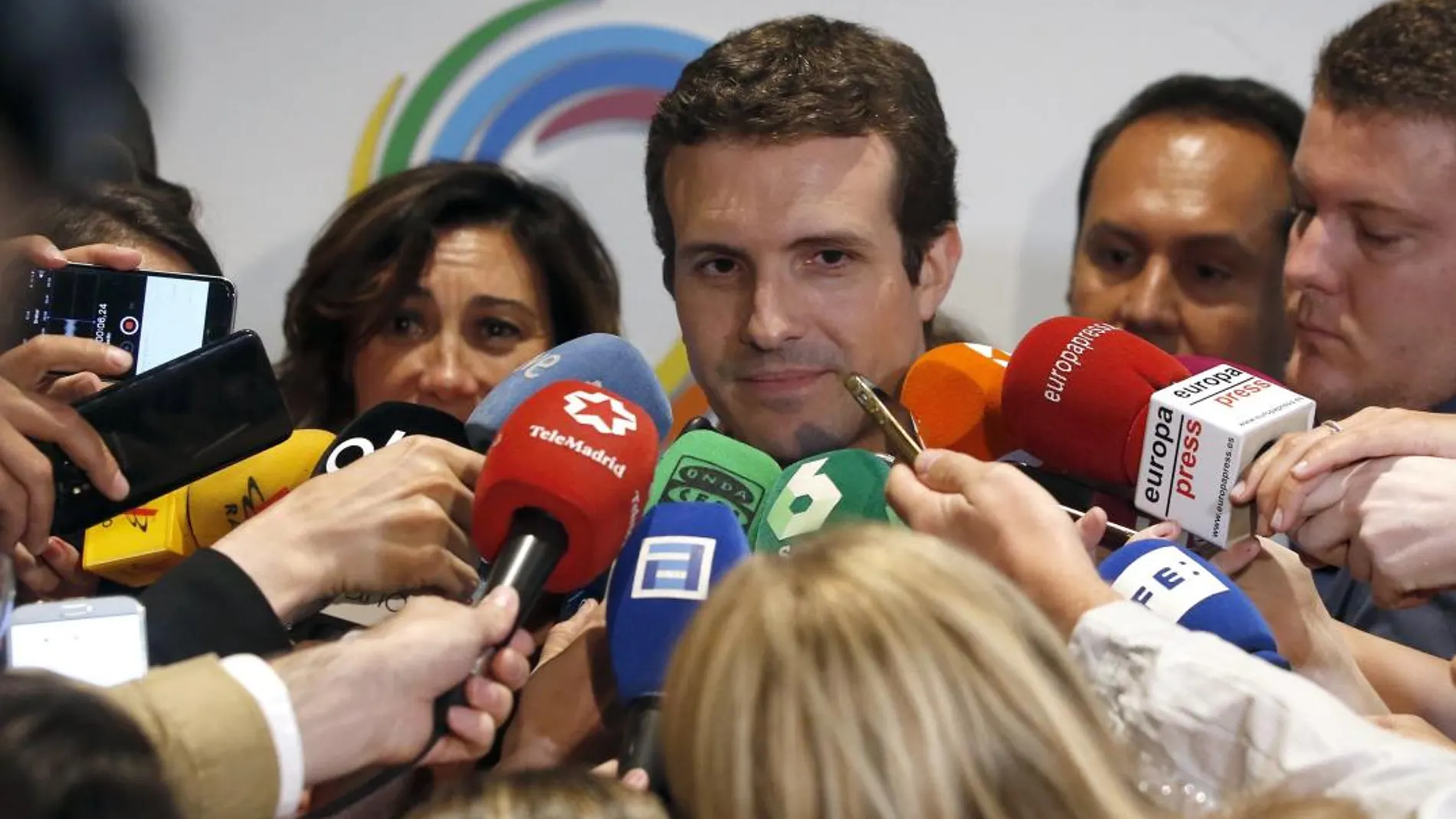 El candidato a la Presidencia del PP Pablo Casado conversa con los periodistas. EFE/ Javier Lizón