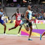 Van Niekerk entra en la meta sobrado y se proclama campeón del mundo