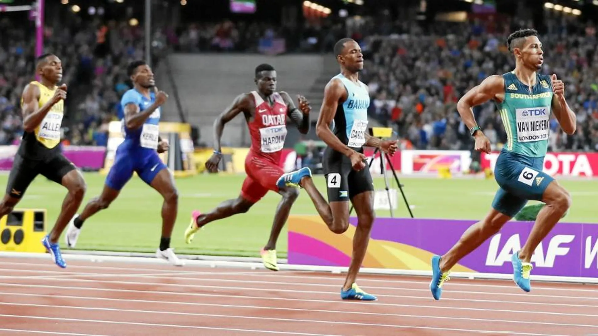 Van Niekerk entra en la meta sobrado y se proclama campeón del mundo