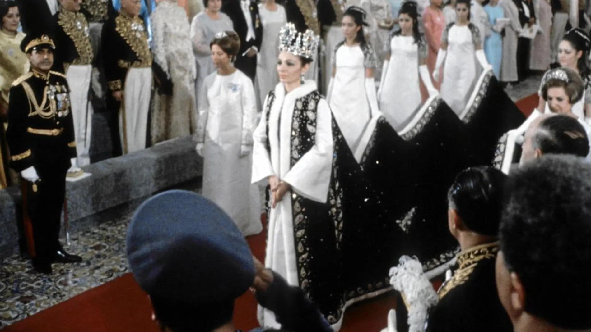 La esposa del Sha de Irán durante la coronación, en la que llevaba un vestido de Marc Bohan, de la casa Dior