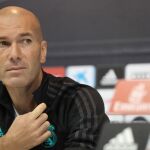 El técnico francés del Real Madrid, Zinedine Zidane, durante la rueda de prensa ofrecida posterior al entrenamiento realizado hoy en la Ciudad Deportiva de Valdebebas