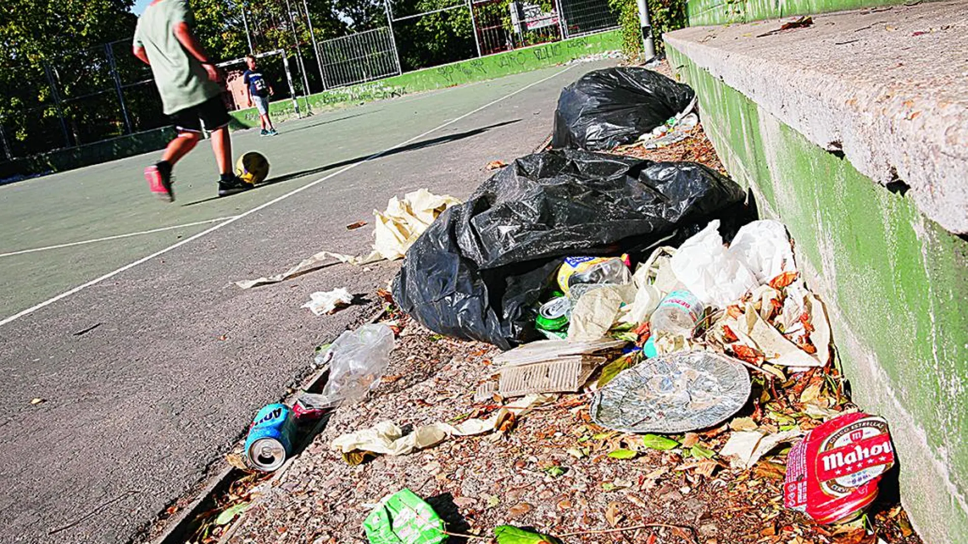 Varias reclamaciones, por la basura acumulada en las pistas deportivas y el mal estado de las instalaciones
