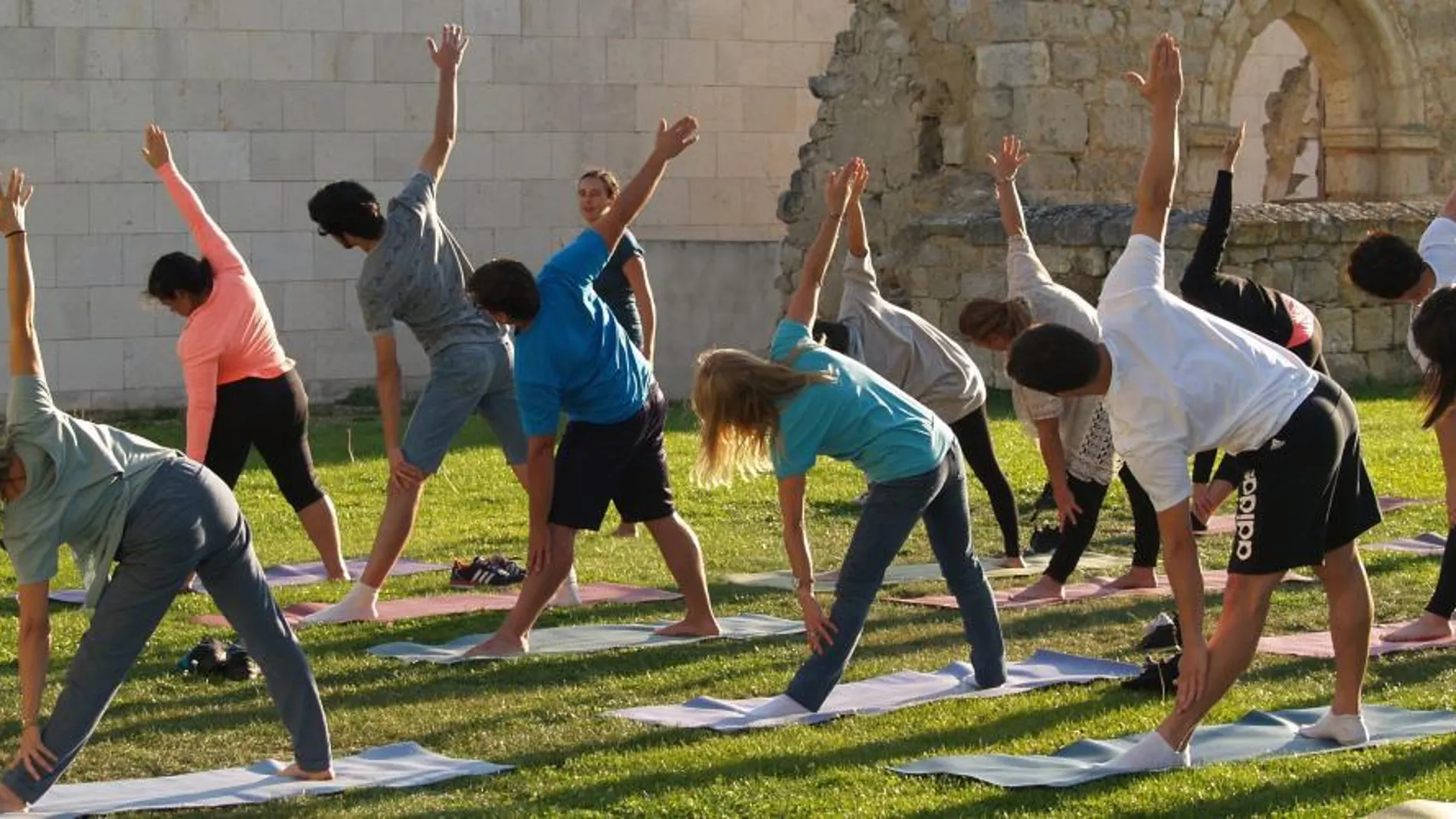 Participantes en la primera edición del campamento de desintoxicación digital, participan en un taller de «mindfulness», sobre meditación