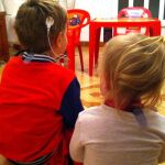 Los pequeños Valentín y Victoria, jugando en su domicilio