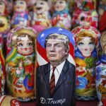 Una matrioska decorada con el rostro del presidente electo estadounidense, Donald Trump, en una tienda de souvenir en el centro de Kiev