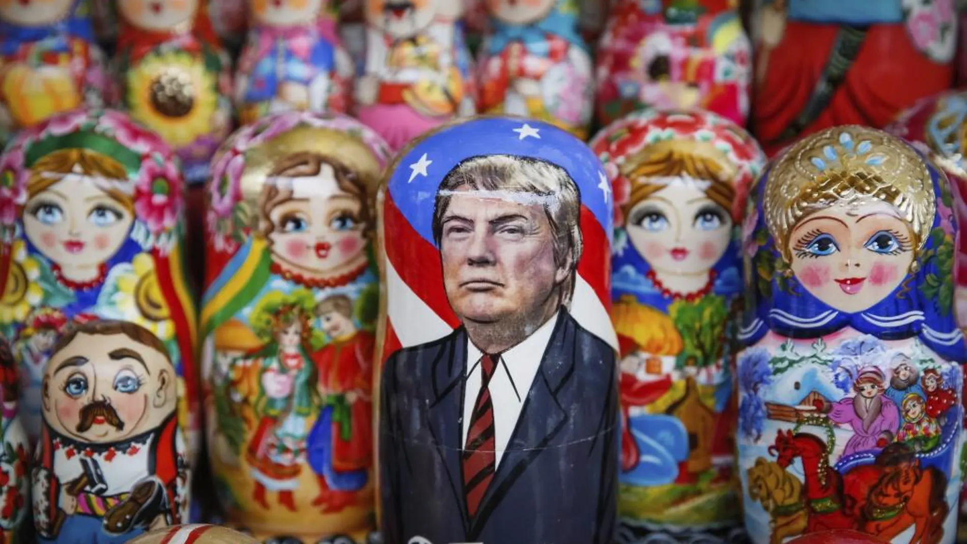 Una matrioska decorada con el rostro del presidente electo estadounidense, Donald Trump, en una tienda de souvenir en el centro de Kiev