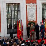 El presidente en funciones de la Comunidad, Pedro Rollán y la alcaldesa de Madrid, Manuela Carmena durante el acto cívico militar de los actos organizados con motivo del Día de la Comunidad de Madrid