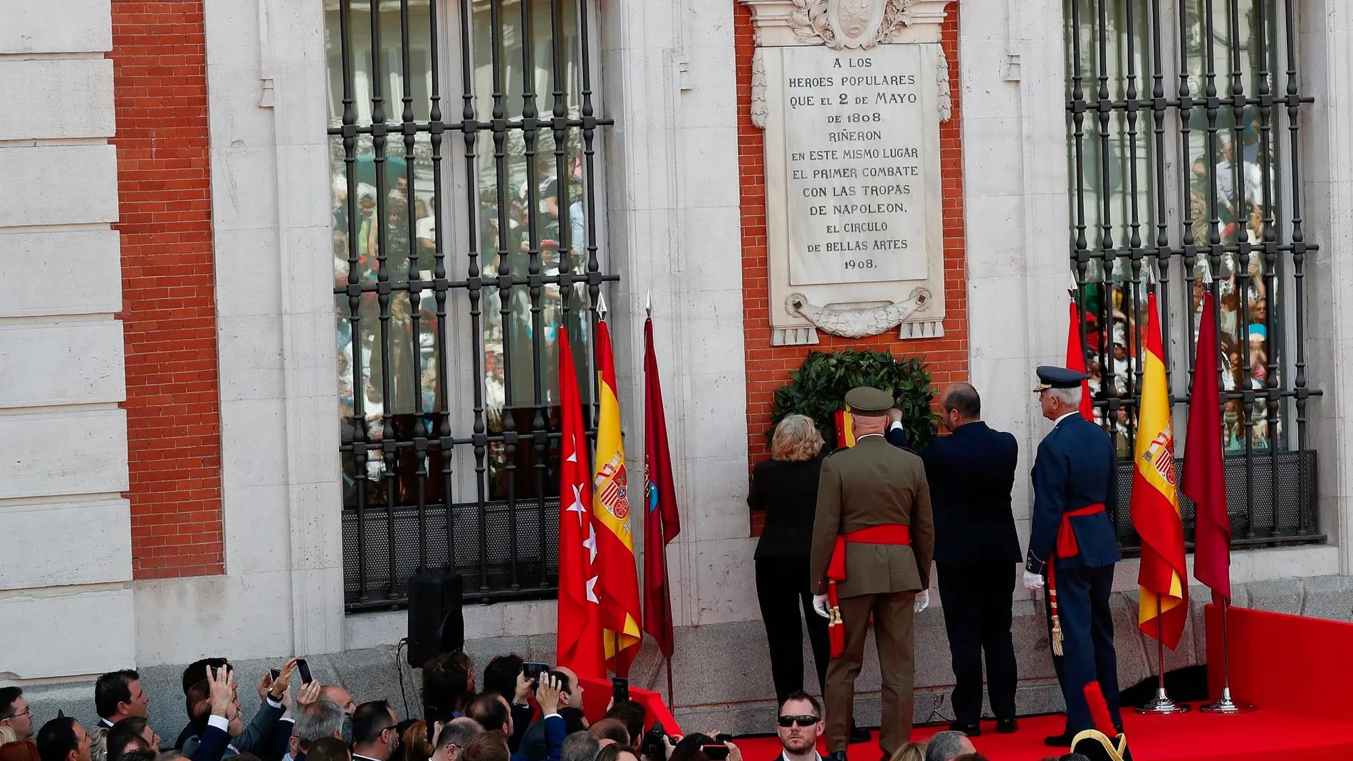 El presidente en funciones de la Comunidad, Pedro Rollán y la alcaldesa de Madrid, Manuela Carmena durante el acto cívico militar de los actos organizados con motivo del Día de la Comunidad de Madrid