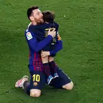  Así celebró Mateo, el hijo de Messi, el título de Liga sobre el césped del Camp Nou