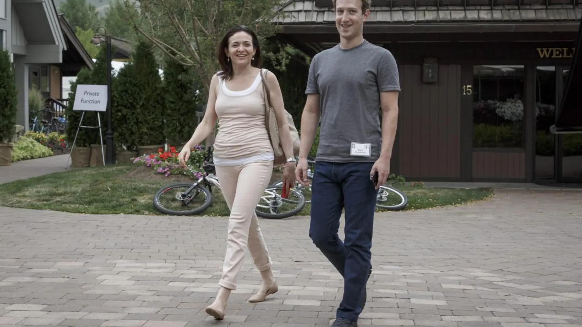 La directora ejecutiva financiera de Facebook, Sheryl Sandberg, junto a Mark Zuckerberg