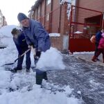 Un grupo de operarios liberan de nieve los accesos a un colegio en Ávila