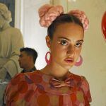 La actriz Grace van Patten, que apareció en «Los Soprano», en uno de los delirantes momentos de «Lo que esconde Silver Lake»