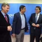 Alfonso Fernández Mañueco dialoga con el alcalde de Burgos, Javier Lacalle, y el presidente comarcal de Miranda, Jorge Castro