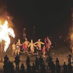 Miembros del Ku Klux Klan queman una esvástica y una cruz tras un desfile en el condado de Paulding, en Georgia