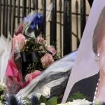 Varias personas depositan flores en la puerta de la casa de la ex primera ministra británica Margaret Thatcher en Londres,