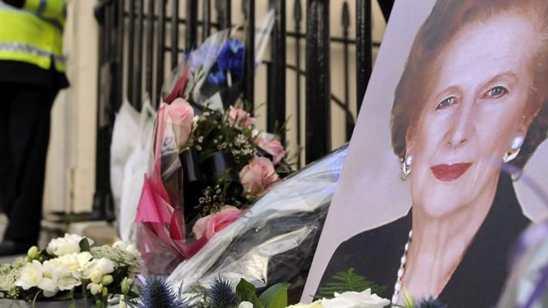 Varias personas depositan flores en la puerta de la casa de la ex primera ministra británica Margaret Thatcher en Londres,