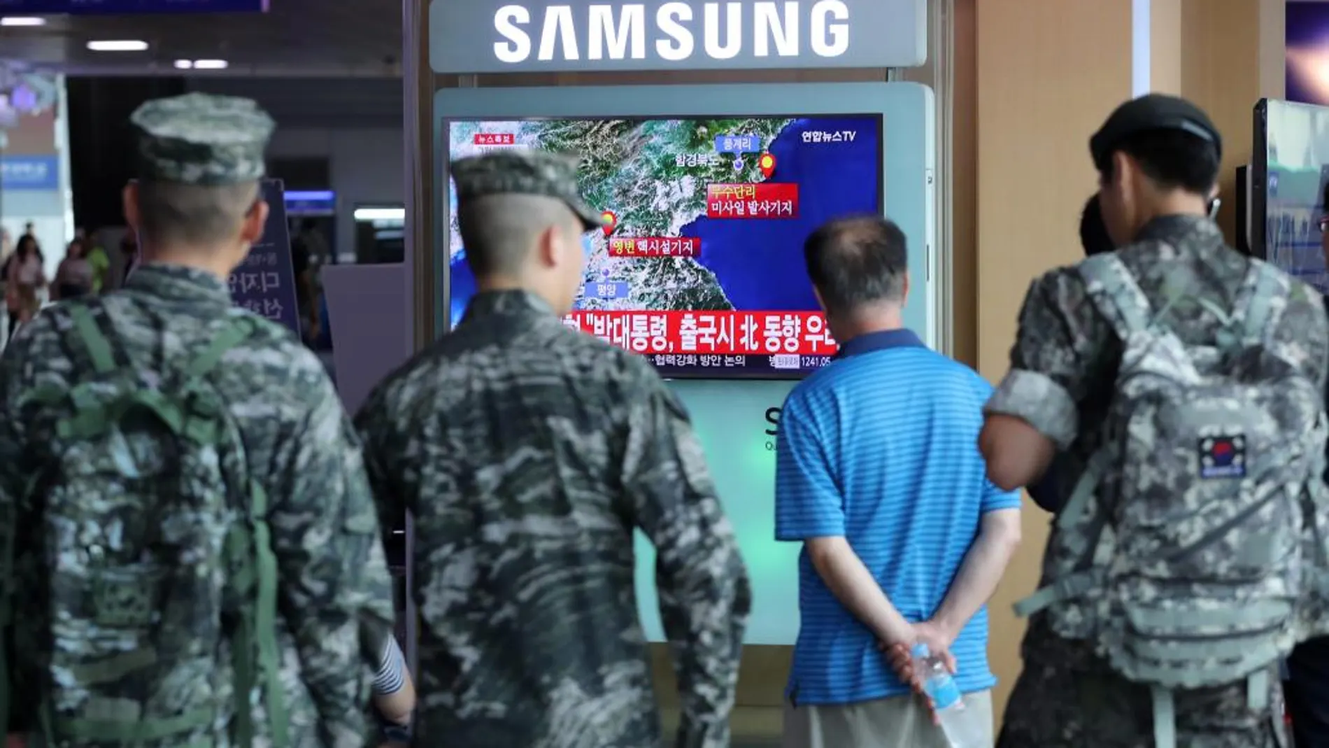 Un grupo de personas observa una transmisión de televisión sobre un movimiento sísmico h en Corea del Norte, indicativo de una nueva prueba nuclear del régimen comunista de Kim Jong-un