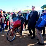El alcalde de Valladolid, Óscar Puente, acompañado por el concejal Manuel Saravia y otros miembros del gobierno del Ayuntamiento, visita la acampada de la concentración motera de Pingüinos