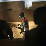 Un soldado del ejército de malí el pasado 7 de febrero durante los combates en Gao