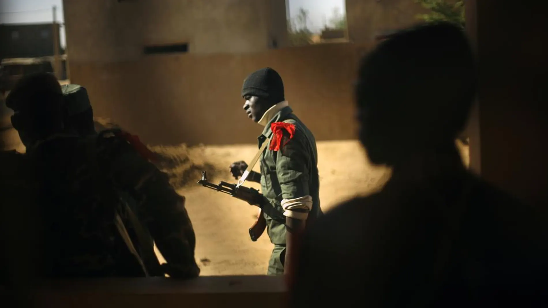 Un soldado del ejército de malí el pasado 7 de febrero durante los combates en Gao