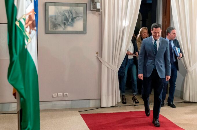 El líder del PP-A, Juanma Moreno, ayer durante su comparecencia tras la segunda reunión que mantuvo en el Parlamento andaluz en Sevilla con Ciudadanos / Foto: Efe