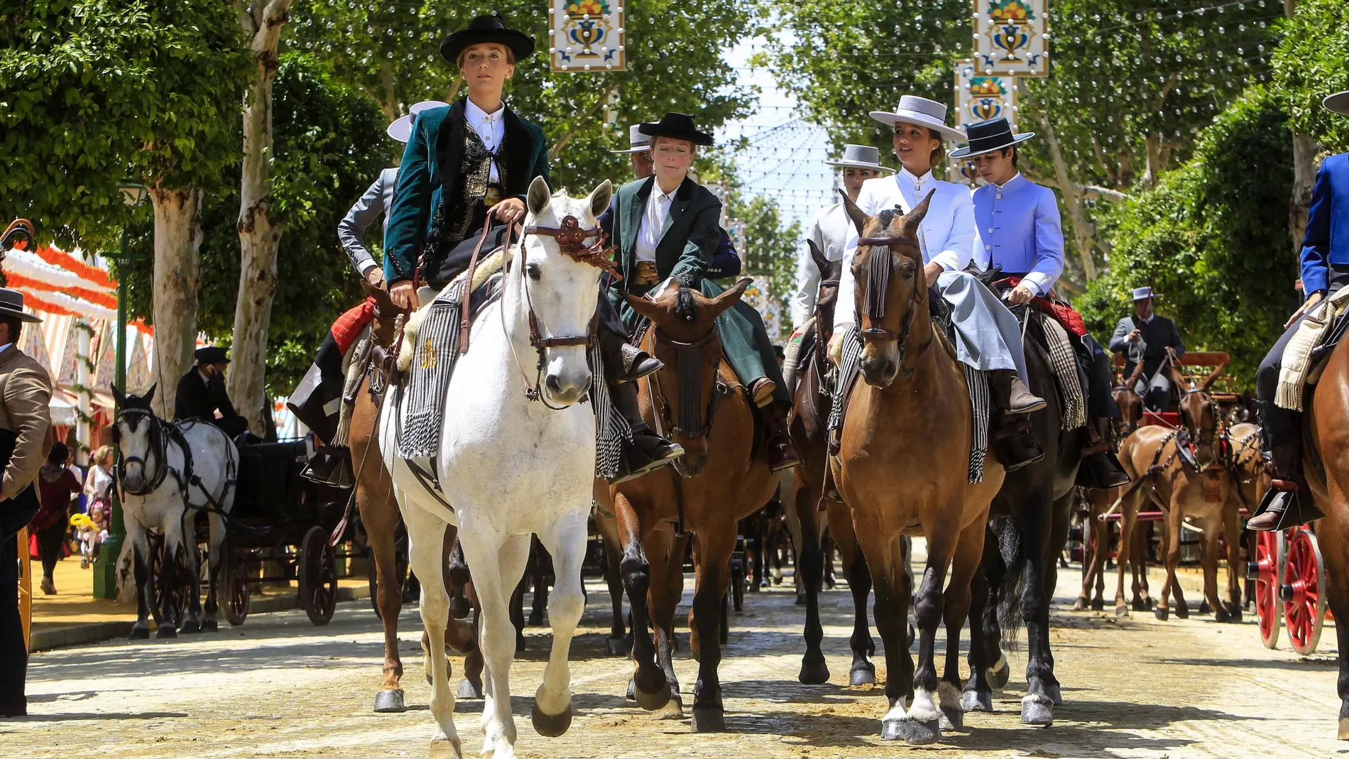 El festivo local abarrota la Feria de Sevilla en vísperas de la campaña electoral