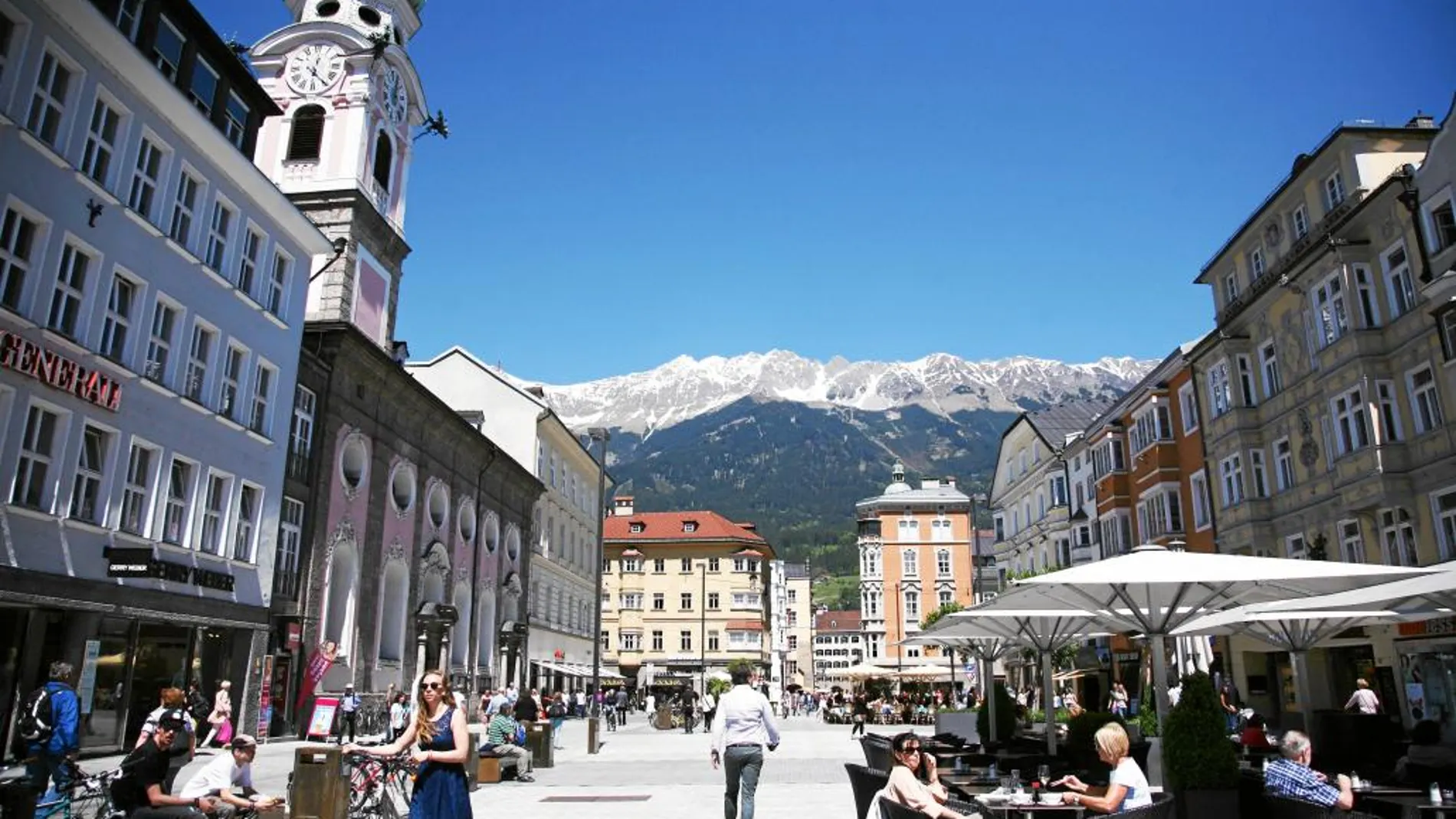 Durante el verano, las calles de la ciudad austriaca se llenan de vida y actividad al aire libre.