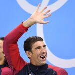 Phelps saluda desde su último podio, durante la entrega de la medalla de oro de 4x100 estilos