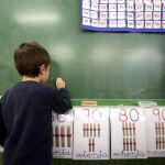 Un niño durante una clase en un centro escolar de Educación Infantil de Valladolid