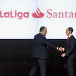 El presidente de LaLiga, Javier Tebas (i), y el director de Banco Santander España, Rami Aboukhair (d), estrechan sus manos durante la presentación del acuerdo
