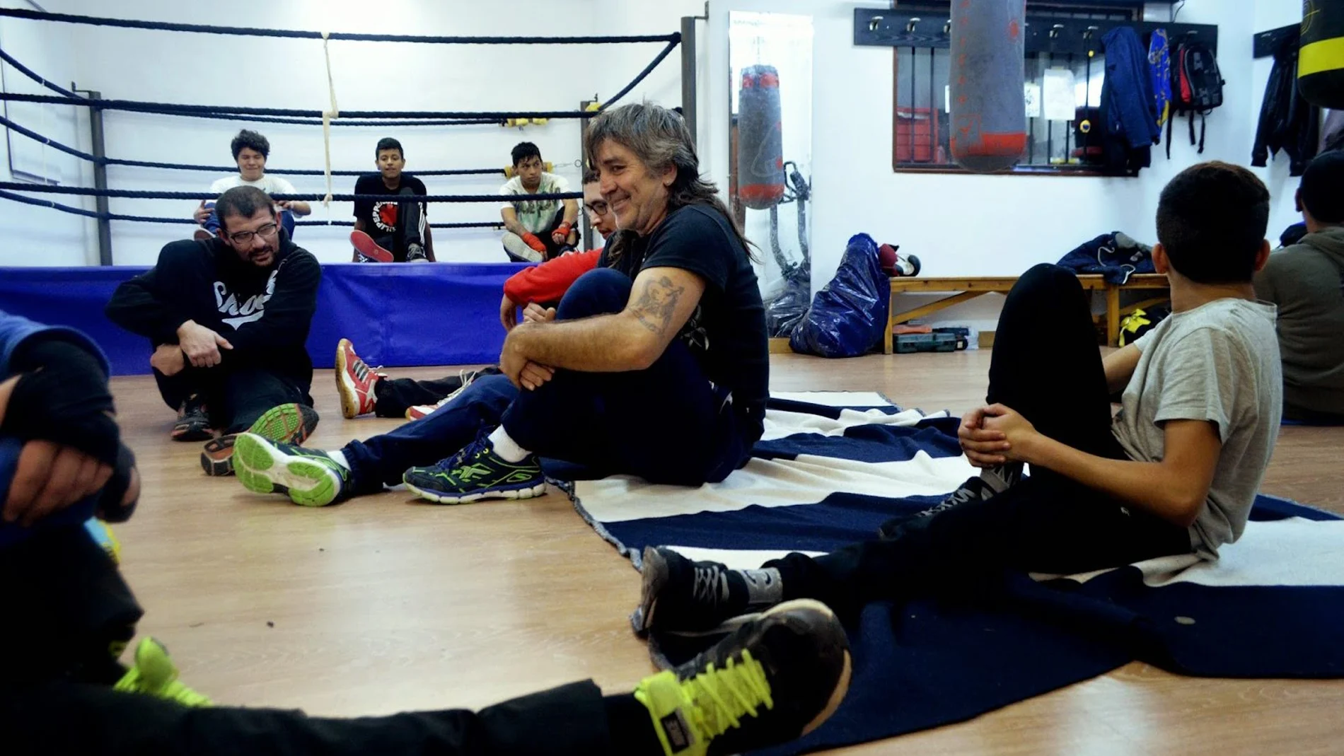 Alumnos de la Escuela de Boxeo «Saltando Charcos» del barrio burgalés de Gamonal junto a dos de sus entrenadores