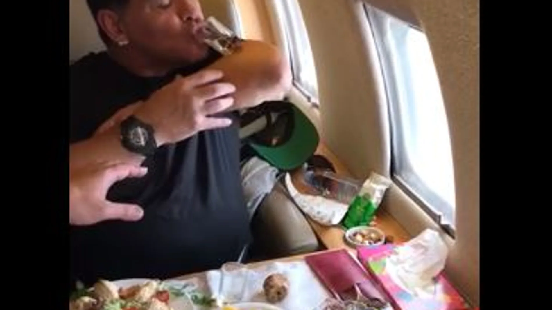Maradona tomándose un chupito en mitad de un vuelo