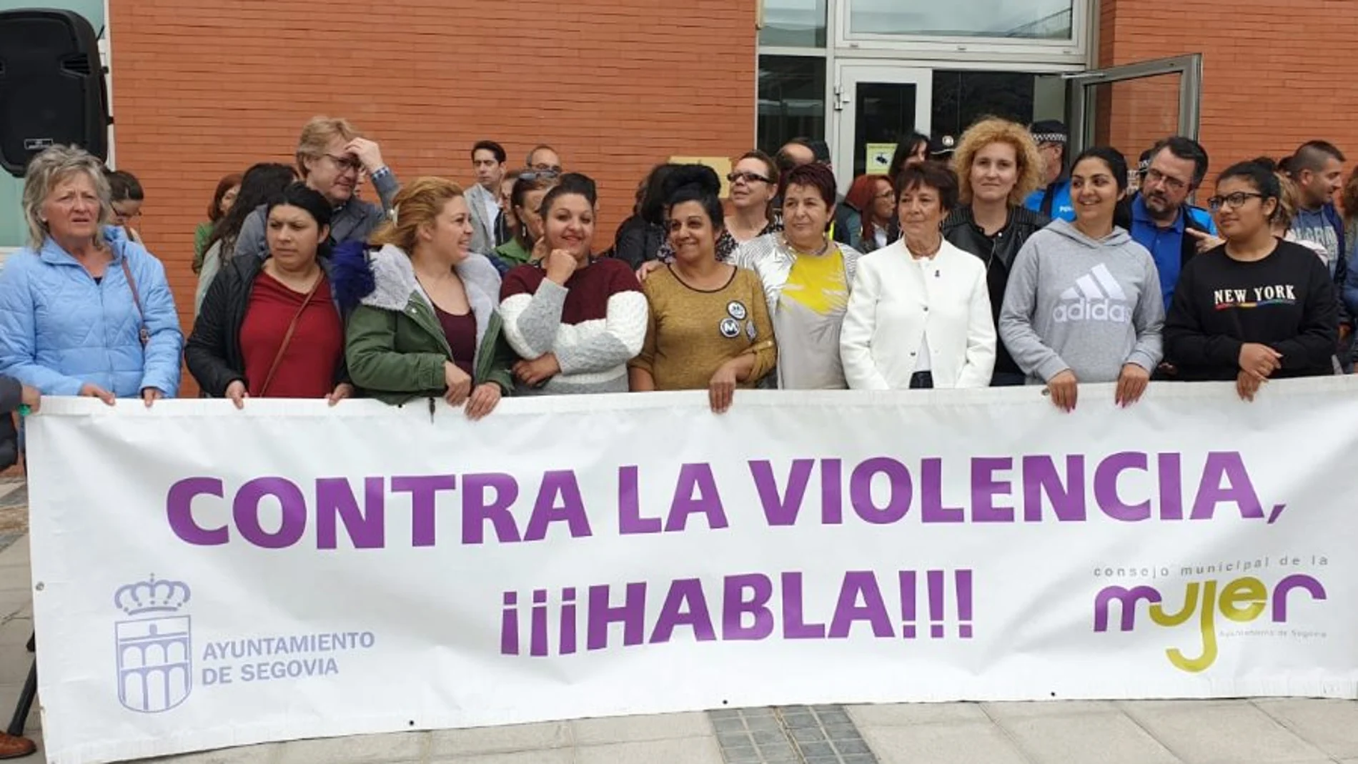 La delegada del Gobierno en Castilla y León, Mercedes Martín, asiste a la concentración mensual que convoca el Consejo Sectorial de la Mujer de Segovia contra la violencia de género