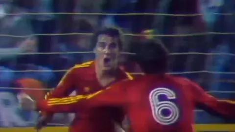 Rafael Gordillo acude a abrazar a Hipólito Rincón tras marcar uno de los cuatro goles del delantero