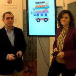 La diputada Sara Dueñas y el responsable del proyecto, Alfredo García, presentan la App