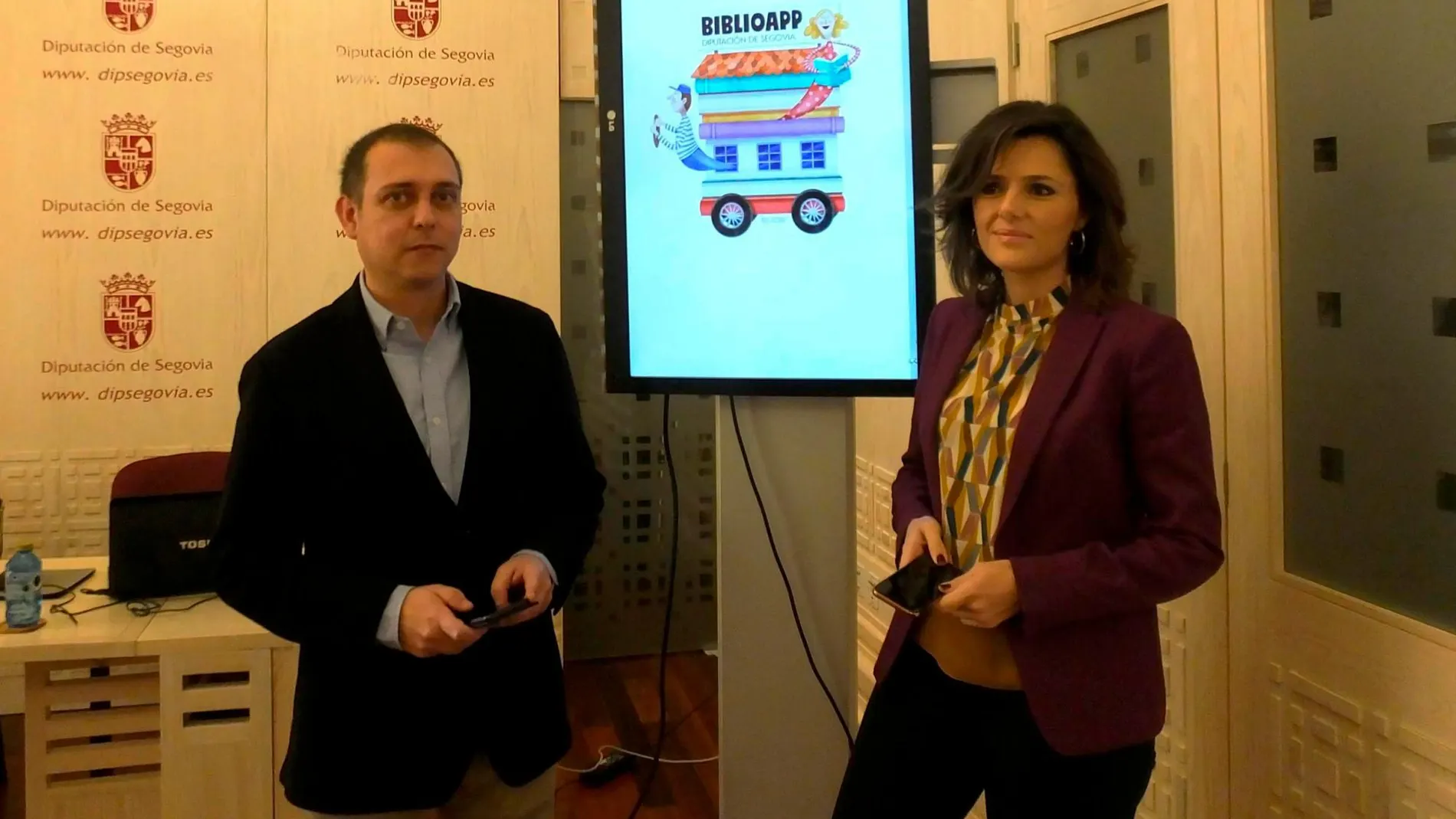 La diputada Sara Dueñas y el responsable del proyecto, Alfredo García, presentan la App