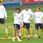 Marcelo, delante de Benzema, en el entrenamiento de ayer del Real Madrid